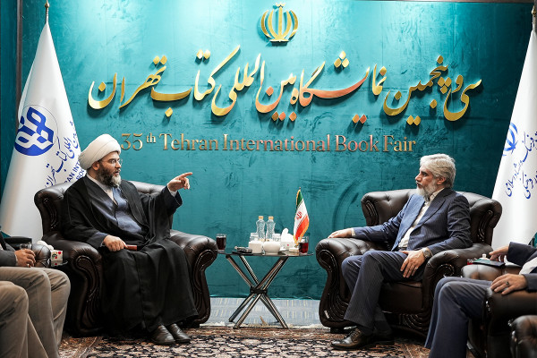 بازدید حجتالاسلام قمی از نمایشگاه بینالمللی کتاب تهران