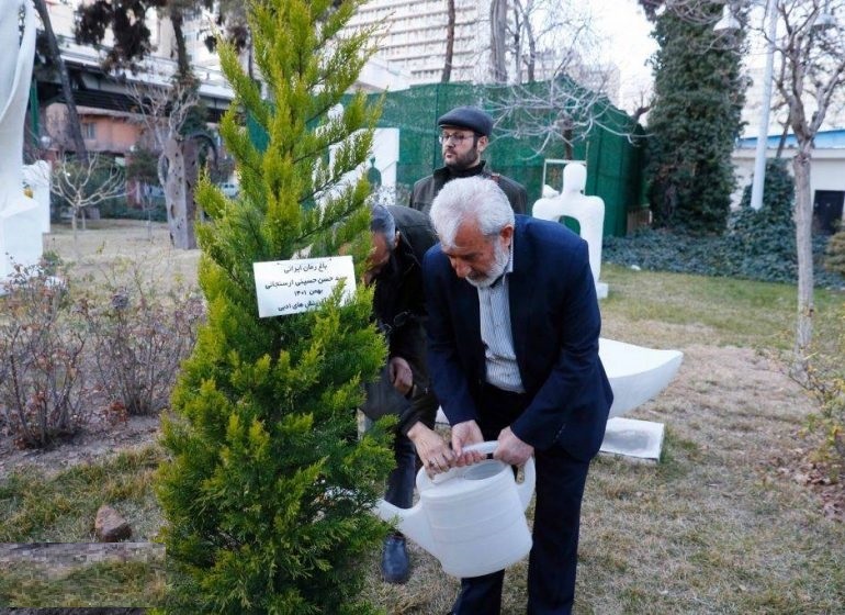 کاشت درختی به نام نویسنده پیشکسوت انقلاب