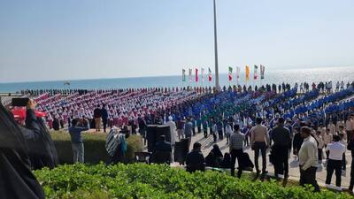 هنرنمایی بزرگترین گروه سرود جهان اسلام در جزیره قشم