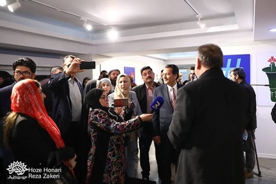 بازدید خبرنگاران رسانه‌های خارجی از حوزه هنری انقلاب اسلامی