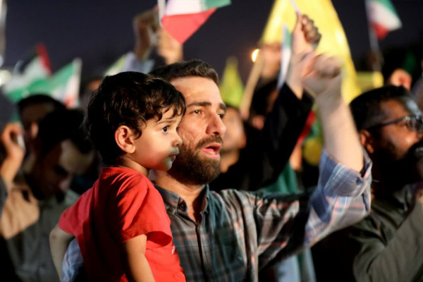 شادی مردم بندرعباس پس از پاسخ موشکی ایران به رژیم صهیونیستی